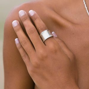 Bague argent martelé large reglable pour femme