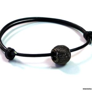 Bracelet cordon cuir et perle résille noire