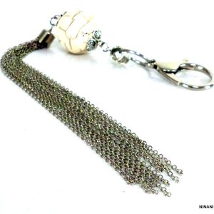 Bijou de sac pompon métal argent Et boule blanche