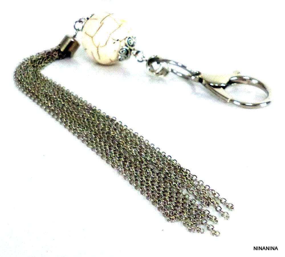 Bijou de sac pompon métal argent Et boule blanche