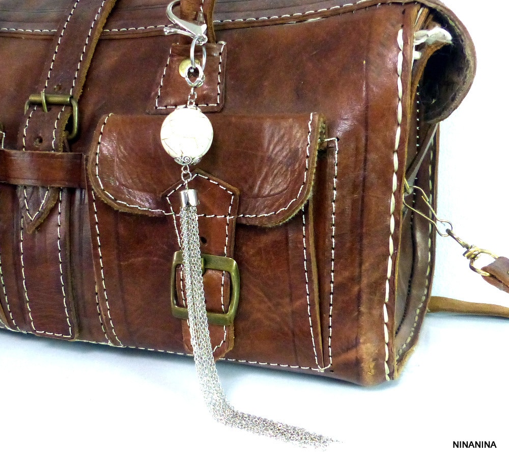 Bijou de sac pompon métal argent Et boule blanche – Image 5