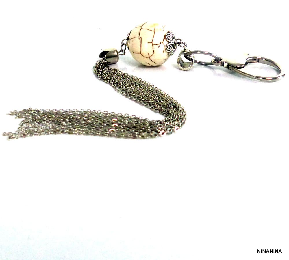 Bijou de sac pompon métal argent Et boule blanche – Image 7