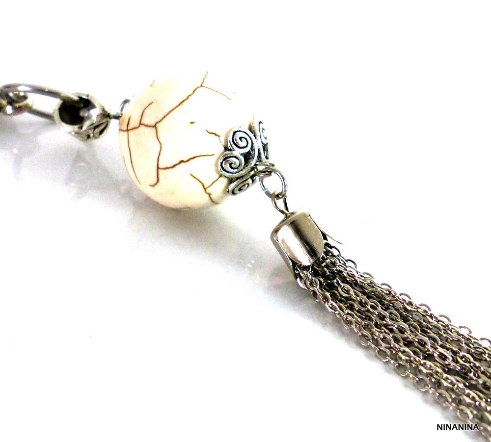 Bijou de sac pompon métal argent Et boule blanche – Image 9