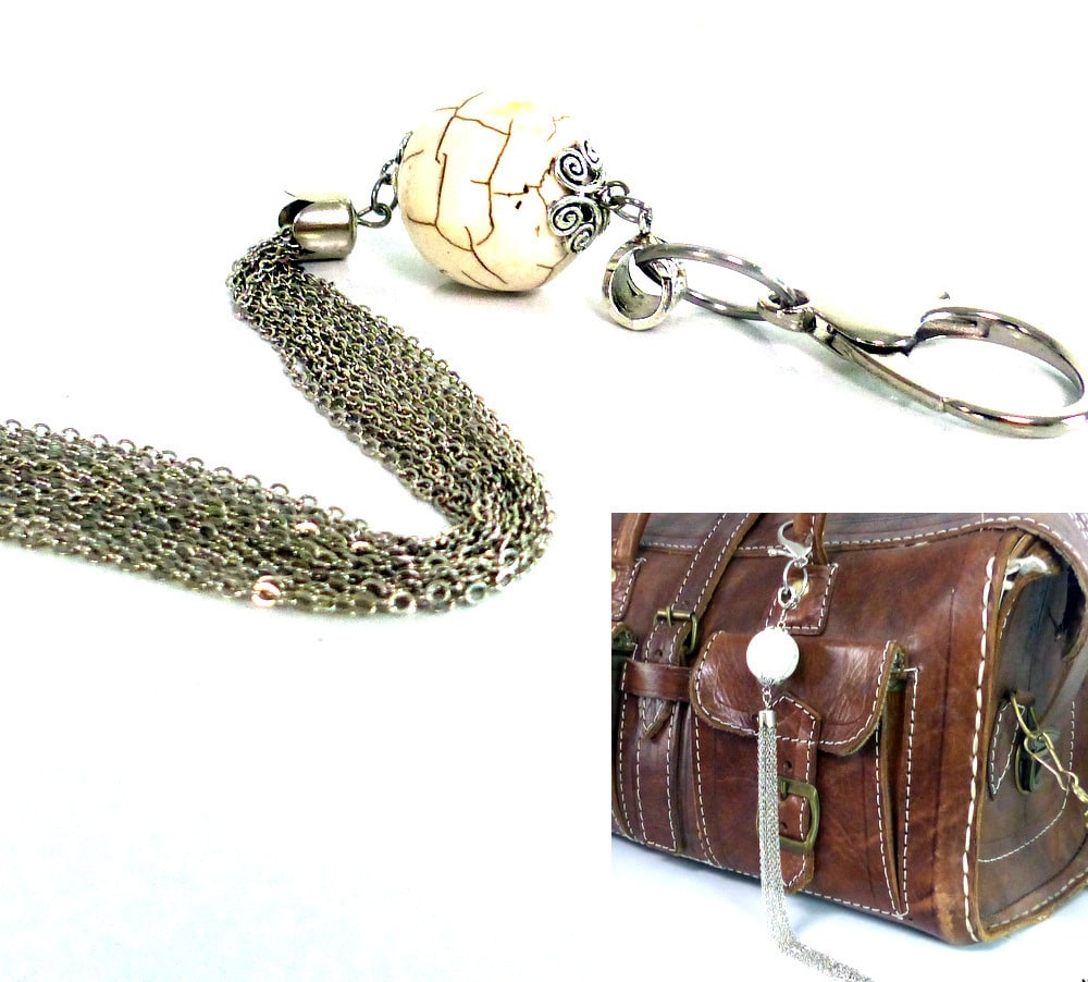 Bijou de sac pompon métal argent Et boule blanche – Image 4