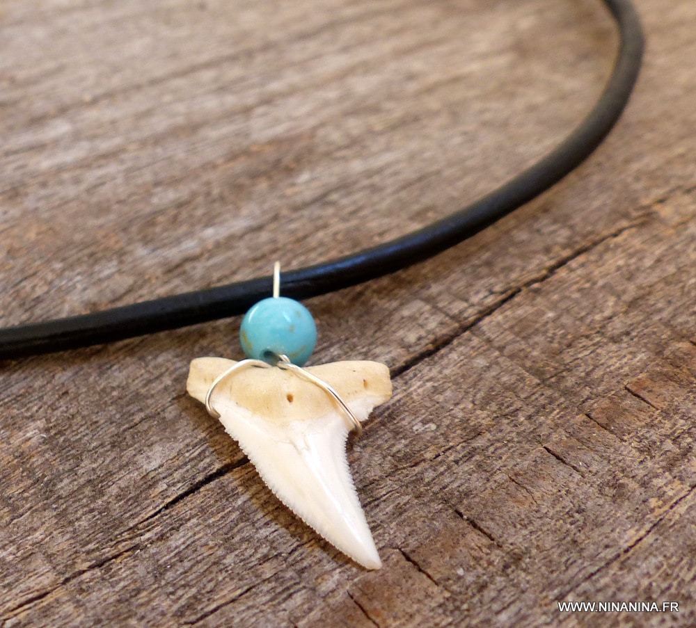 Collier ethnique cuir artisanal – pendentif dent de requin et perle turquoise bleue naturelle – Image 5