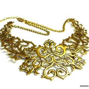 Collier Plastron femme volutes or en métal doré