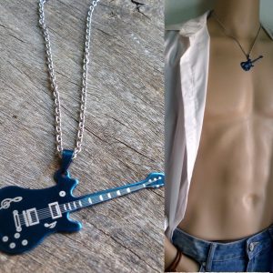 Collier homme pendentif guitare bleue