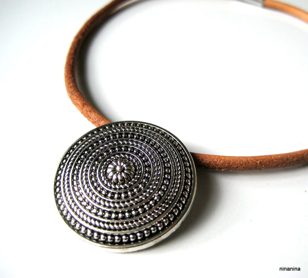 Collier cordon cuir pendentif rond argenté – Image 9