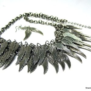 Plastron breloques ailes d ange métal argenté boucles assorties