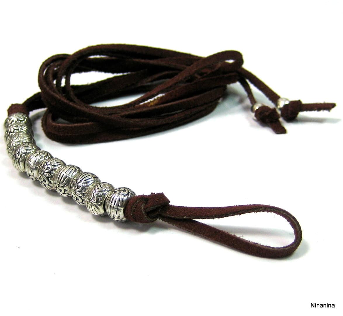 Bracelet de Cheville Brésilien Artisanal en Lacet Daim et Perles Argentées à Enrouler autour de la Cheville – Image 6