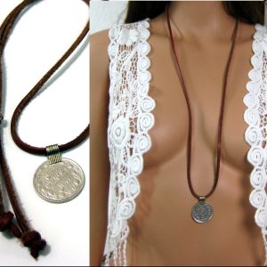 Collier cordon cuir pièce tribale