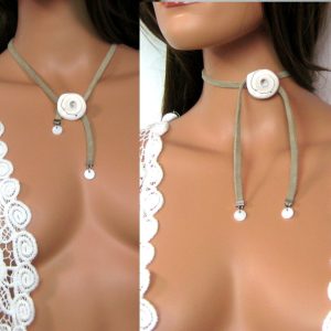 Collier cordon coquillage et daim