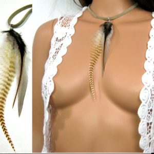Collier plumes sur cordon cuir réglable