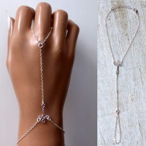 Bracelet bague argent symbole croix – chaine de main