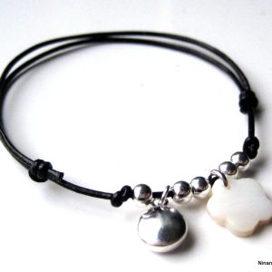 Bracelet Cordon Coulissant Porte-Bonheur Femme – Perles Argent et Fleur en Nacre Fait Main en France