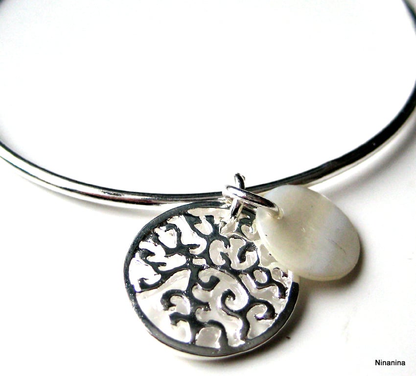Bracelet Jonc Fermé Femme en Argent Plaqué avec Pendentif Rond et Nacre Blanche – Image 5