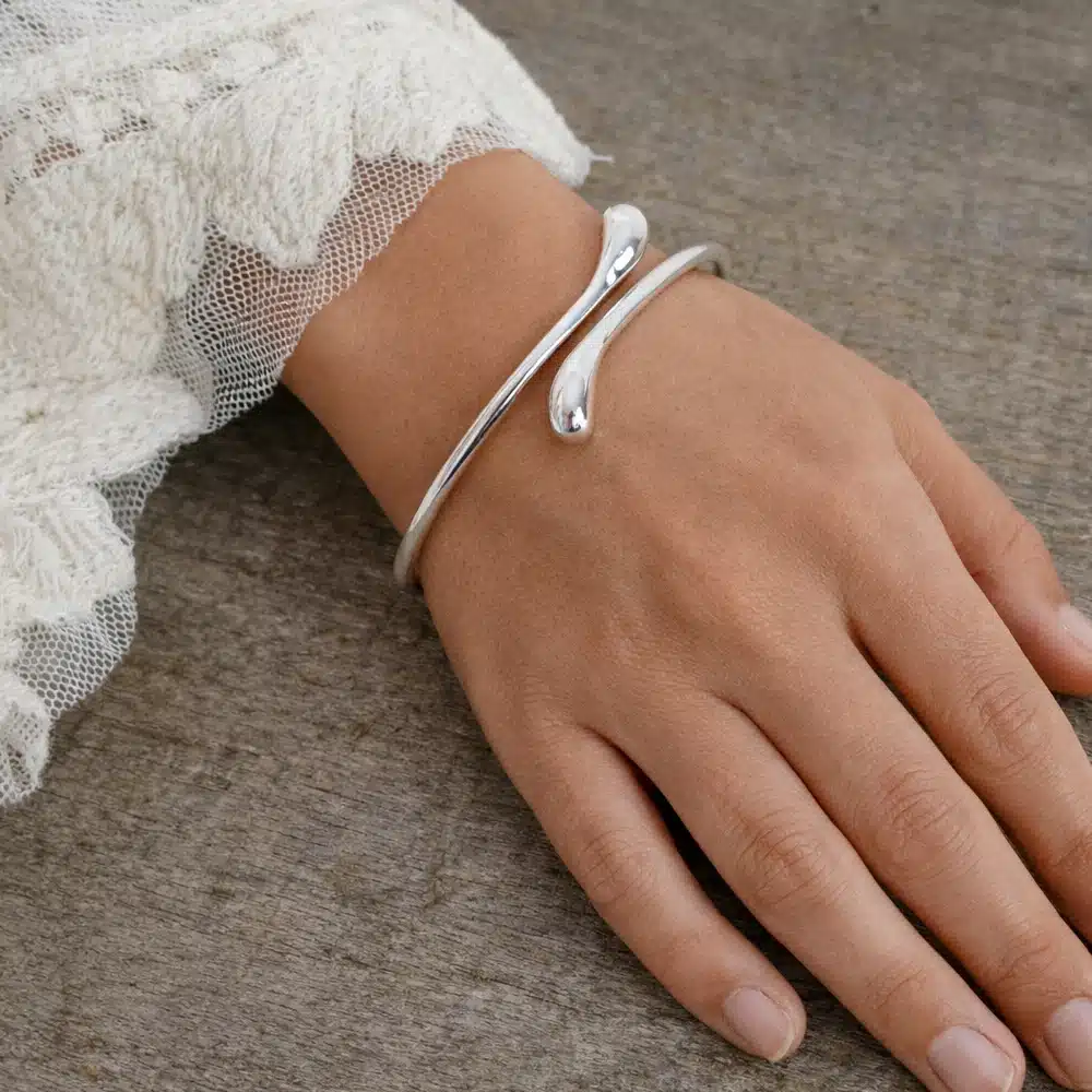 Bracelet Jonc Femme Argent Plaqué Ouvert – Bijou Réglable Avec Extrémités En forme de goutte – Image 7
