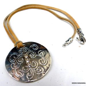 Collier cordon daim pendentif rond métal argenté gravé