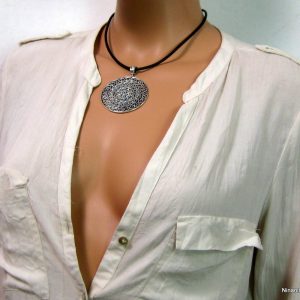 Collier cordon cuir métal argenté filigrané