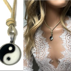 Collier yin et yang femme métal émaillé lacet cuir