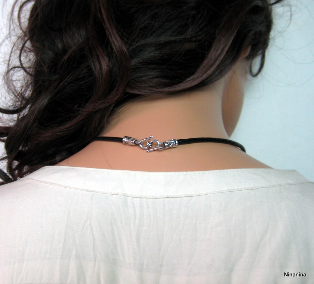 Collier cuir femme pendentif rond à spirale métal argent – Image 4