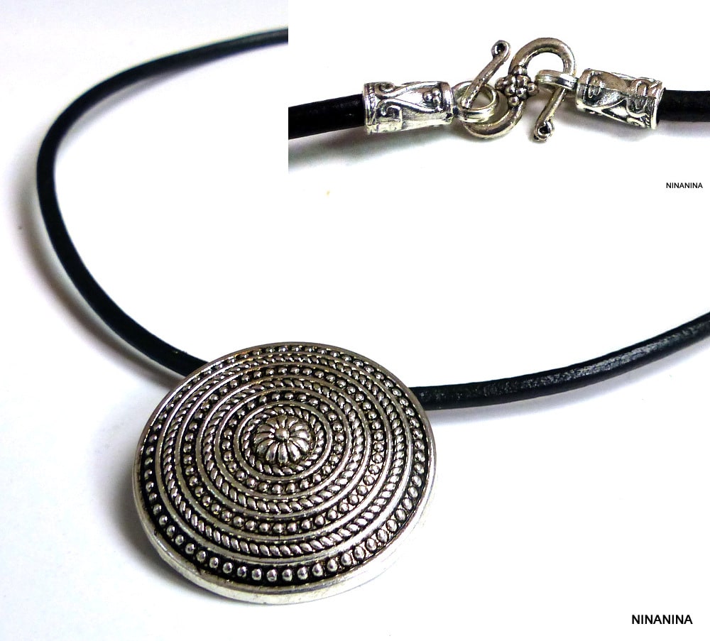Collier cuir femme pendentif rond à spirale métal argent