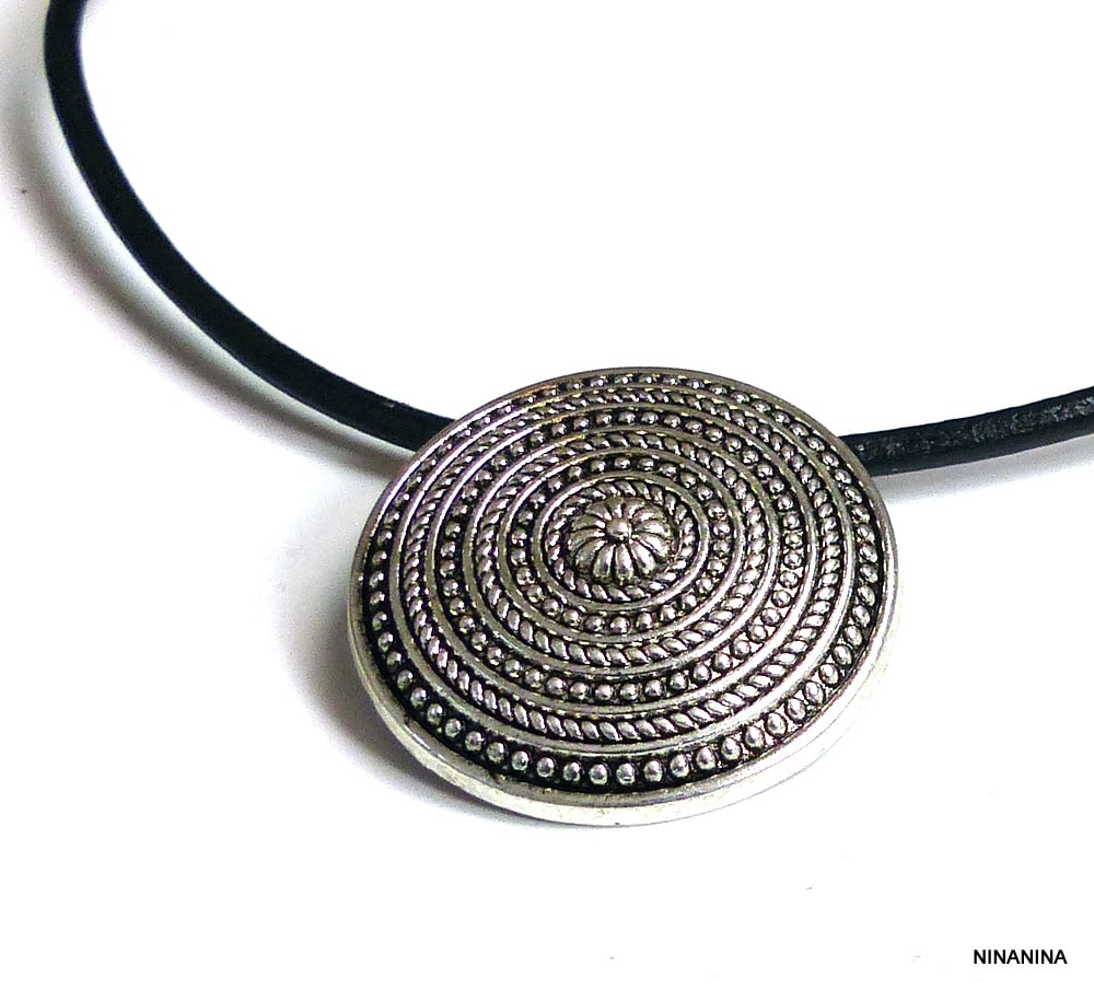 Collier cuir femme pendentif rond à spirale métal argent – Image 3