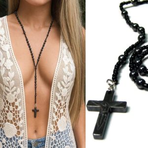Chapelet collier femme avec perles noires et pendentif croix en hématite