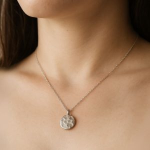 Collier Chaîne et Médaille Martelée en Argent 925 – Bijou Artisanal Fait Main en France