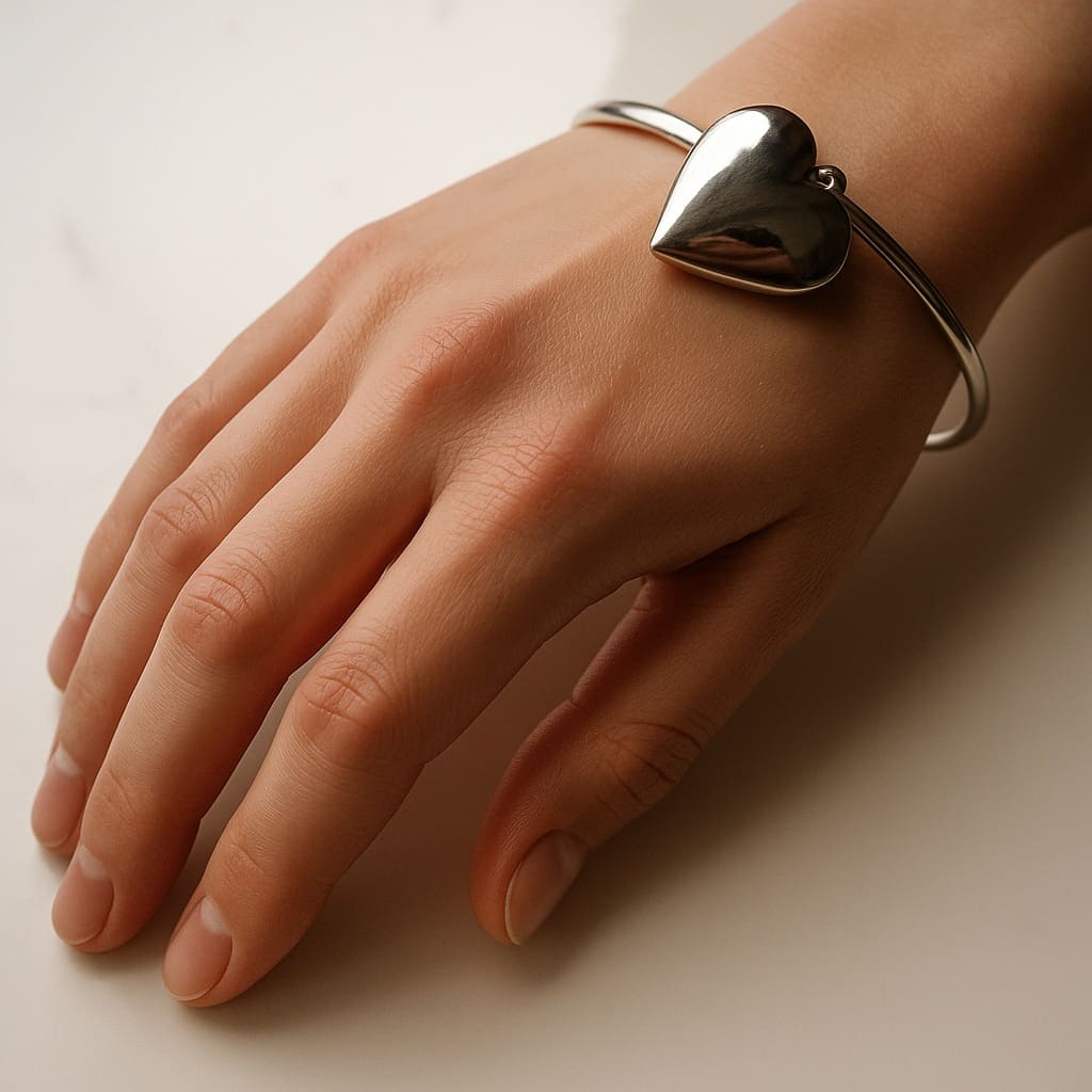 Bracelet Jonc Fin Femme avec Pendentif Cœur Porte Photo en Argent Plaqué – Bijou Artisanal et Sentimental – Image 4