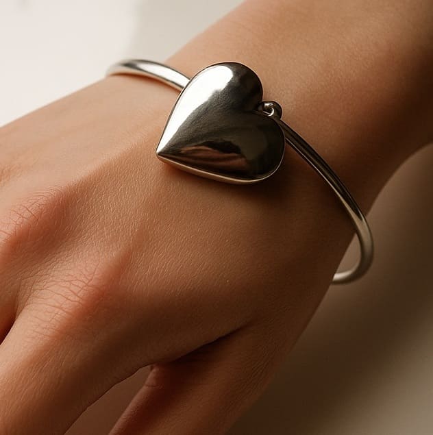 Bracelet Jonc Fin Femme avec Pendentif Cœur Porte Photo en Argent Plaqué – Bijou Artisanal et Sentimental – Image 6