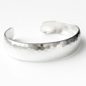 Bracelet Manchette Femme en Plaqué Argent Martelé – Bijou Élégant et Authentique