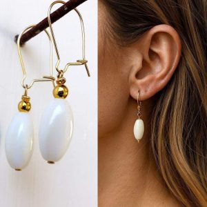 Boucles d&rsquo;Oreilles Dormeuses Pendentif Ovale En Nacre Blanche Plaqué Or Gold Filled Artisanales