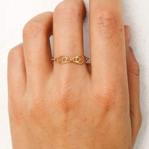 Bague chaine plaqué or 14 carats artisanale pour femme motifs losanges délicats