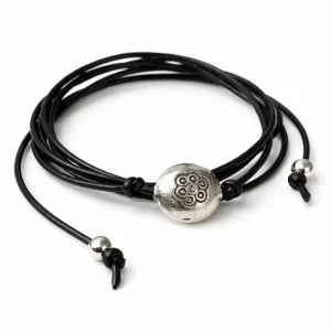 Bracelet cordon cuir femme Multi Tours Artisanal Avec Perle en Argent 925 Gravée d&rsquo;une Fleur
