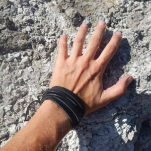 Bracelet 5 tours cuir noir homme artisanal – manchette multi tours biker ou rock