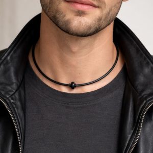 Collier homme pierre noire plate en agate naturelle sur cordon cuir artisanal