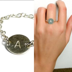 Bague chainette personnalisée en argent 925 artisanale avec médaillon gravé d&rsquo;une lettre