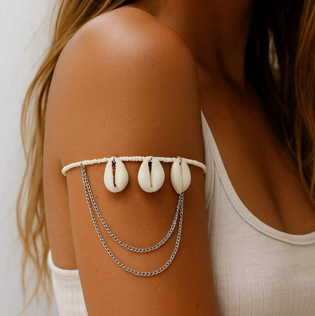Bracelet au bras femme avec coquillages cauris et rocaille blanche fait main en france – Image 2