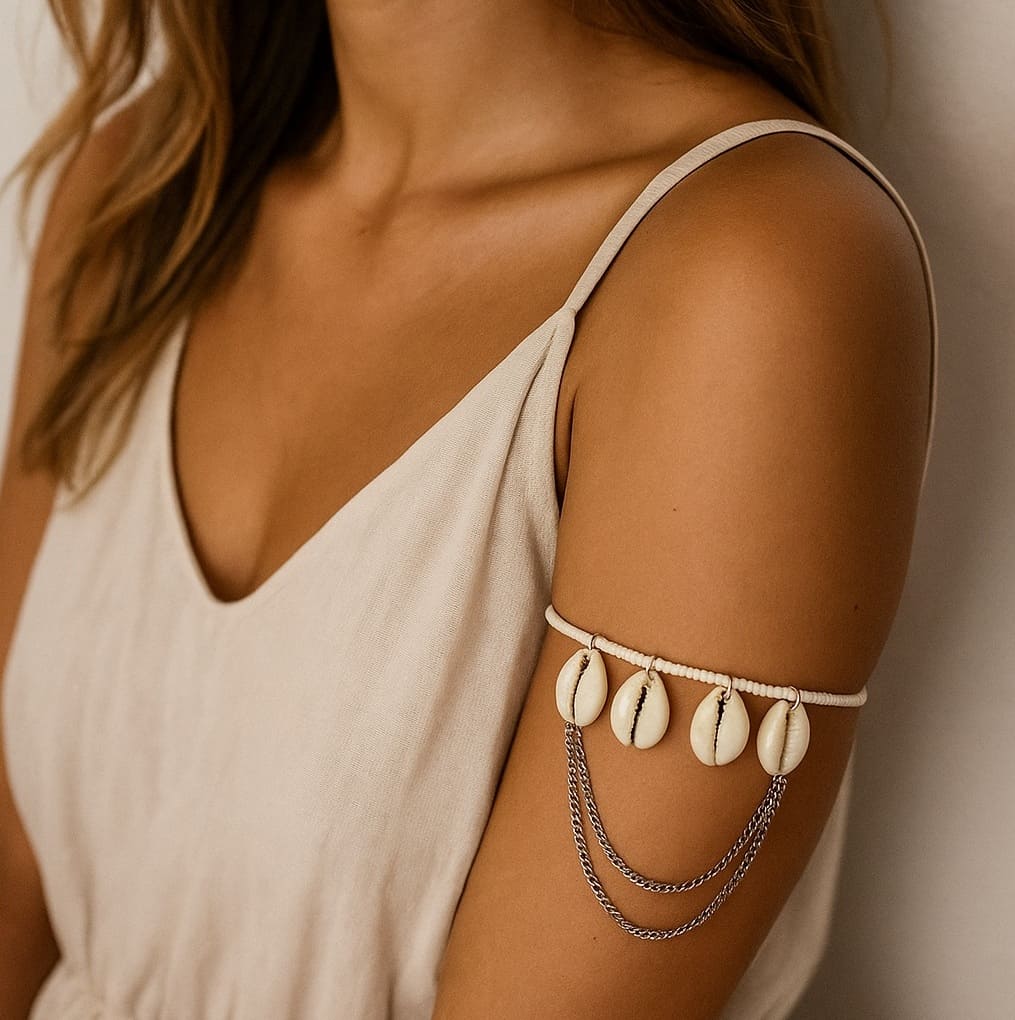 Bracelet au bras femme avec coquillages cauris et rocaille blanche fait main en france – Image 4