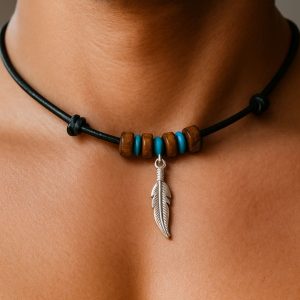Collier plume homme artisanal – Pendentif Argent 925 et perles bois sur cordon cuir réglable