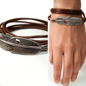 Bracelet artisanal multi tours grande plume argentée et cordon cuir à enrouler autour du poignet