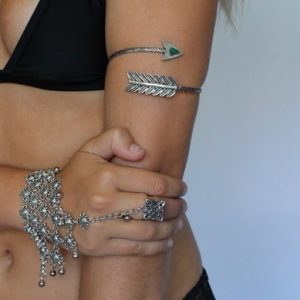 Bracelet de biceps flèche métal argenté howlite verte