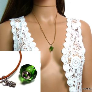 Collier pendentif fiole de parfum verte cordon cuir