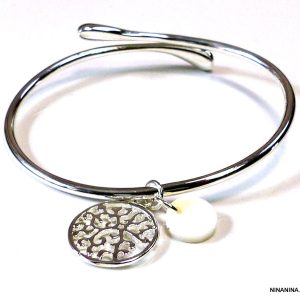 Bracelet Jonc Ouvert en Plaqué Argent avec Pendentif Rond et Nacre Blanche