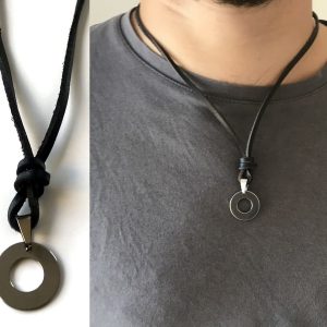 Collier homme pendentif rond Acier inoxydable lacet cuir