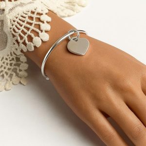 Bracelet Jonc Femme avec Pendentif Cœur en Argent Plaqué – Bijou Artisanal Fait Main