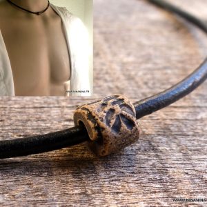 Collier homme cordon cuir perle marron sculptée