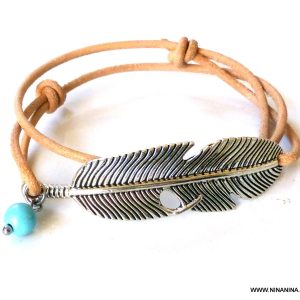 Bracelet artisanal femme grande plume argentée et cordon cuir ajustable par noeud coulissant