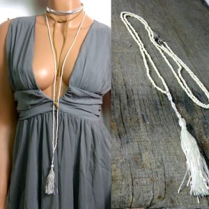 Collier perles de rocaille blanches et pompon blanc